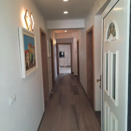 Andrea, Premium Three Bedroom Apartment, Entire Floor * كاستاف