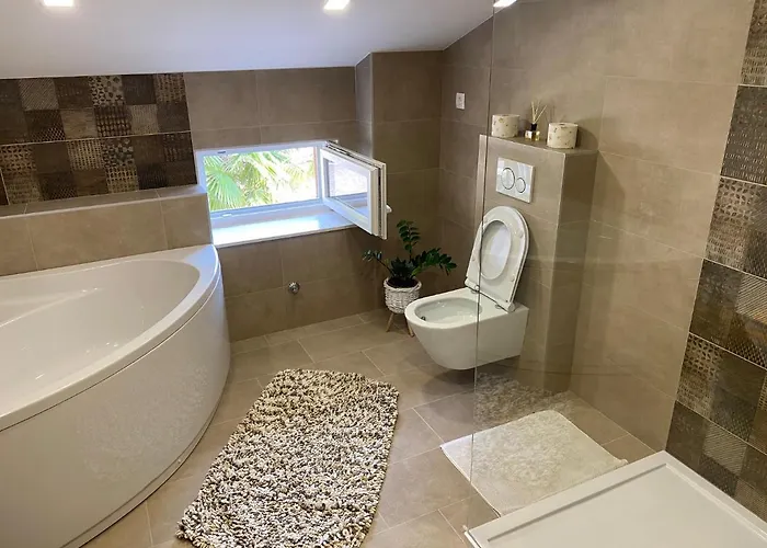 Andrea, Premium Three Bedroom Apartment, Entire Floor Apartament
