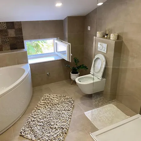 Andrea, Premium Three Bedroom Apartment, Entire Floor Lejlighed