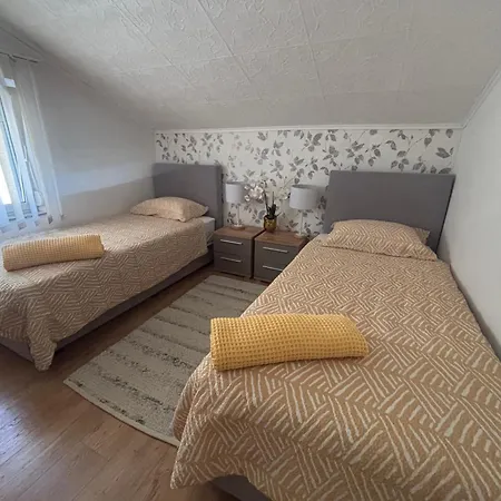 Διαμέρισμα Andrea, Premium Three Bedroom Apartment, Entire Floor