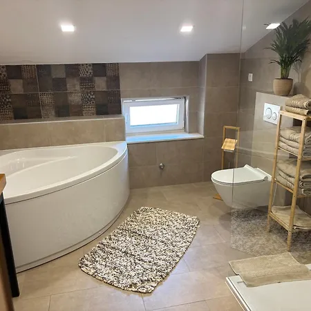 Διαμέρισμα Andrea, Premium Three Bedroom Apartment, Entire Floor